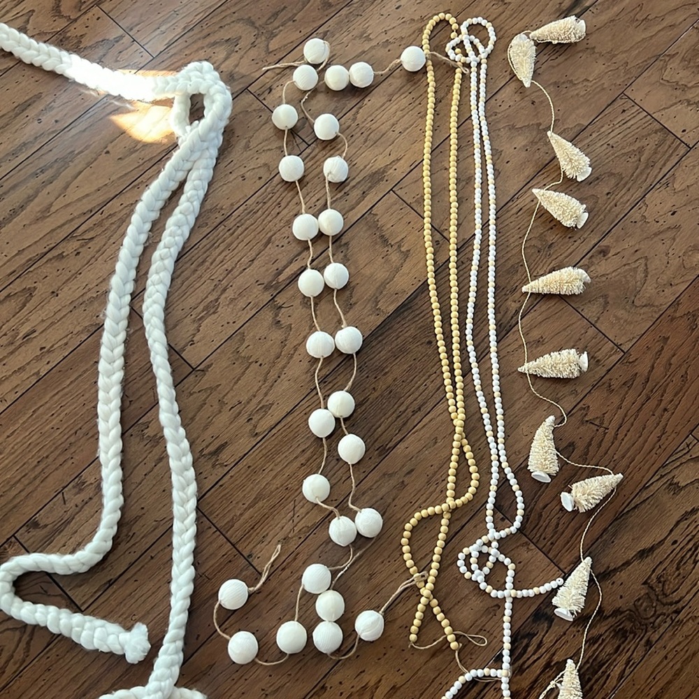 Neutral Christmas garlands/decor